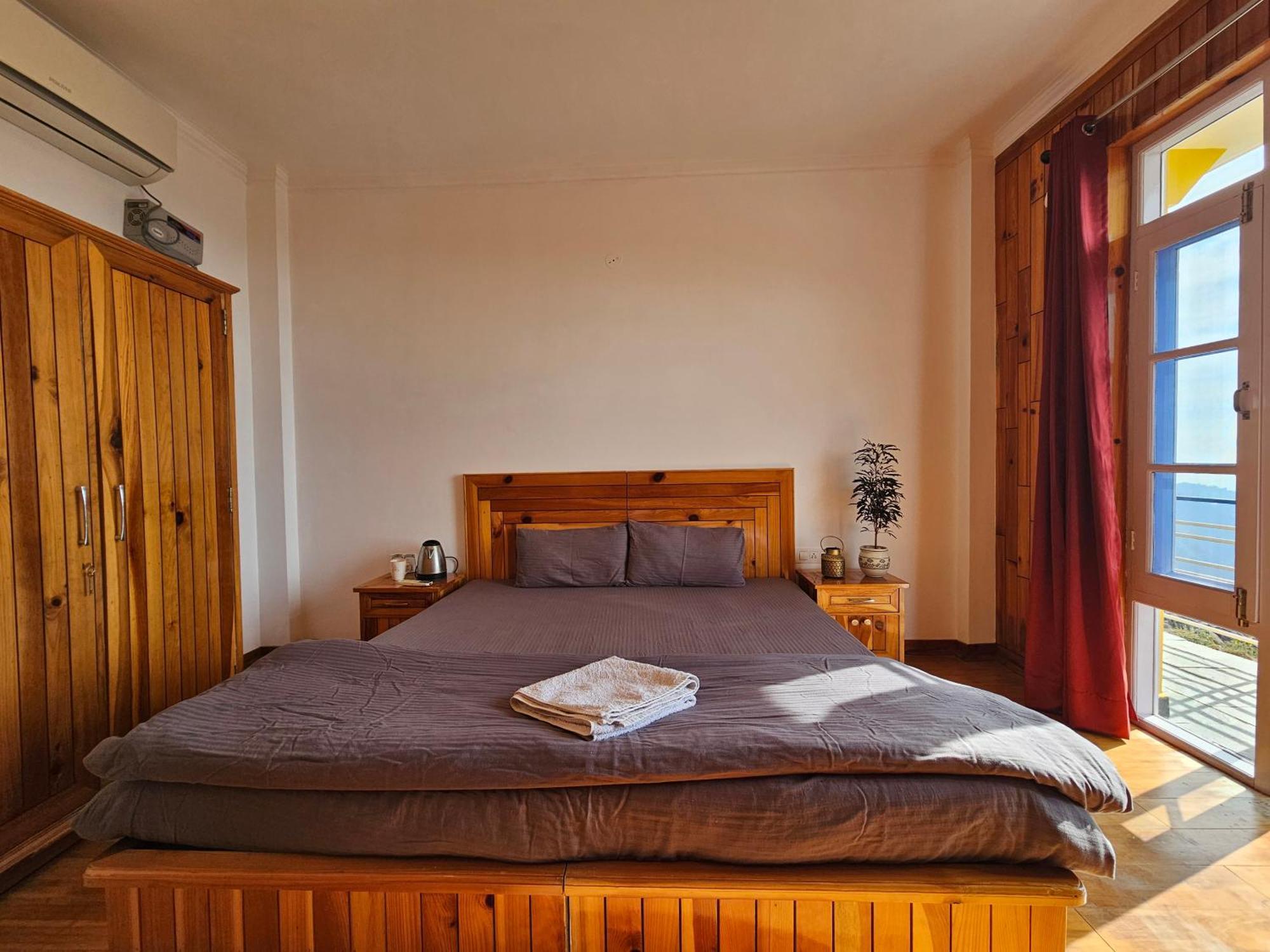 Young Monk Hostel & Cafe Dharamkot McLeod Ganj Ngoại thất bức ảnh